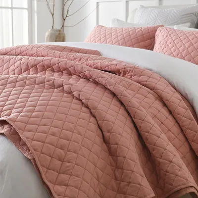 Přehoz na postel 220 × 240 cm růžový puntíkovaný s 2 povlaky na polštáře ENASAL