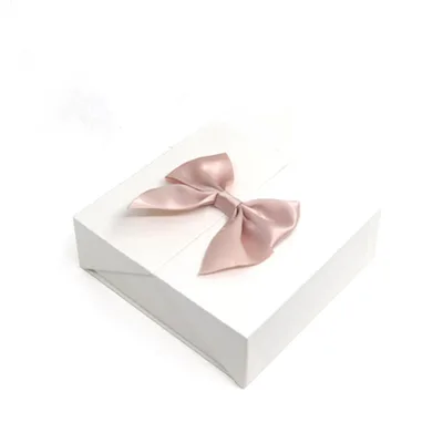 Bílá přenosná šperkovnice s růžemi 20 Donboly – 20 × 15 cm
